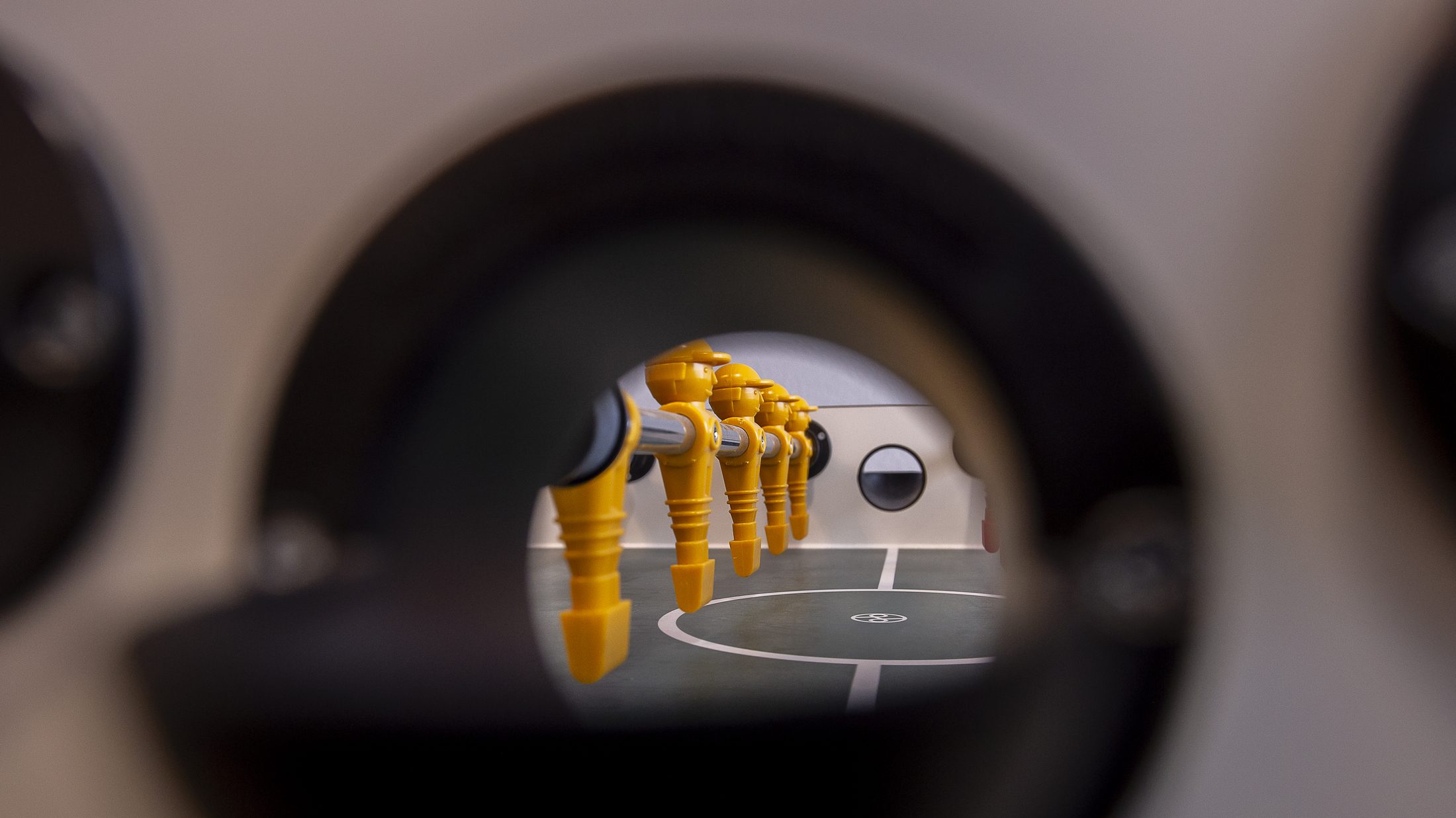 Blick durch das Tor des Tischkickers auf die Spielfiguren