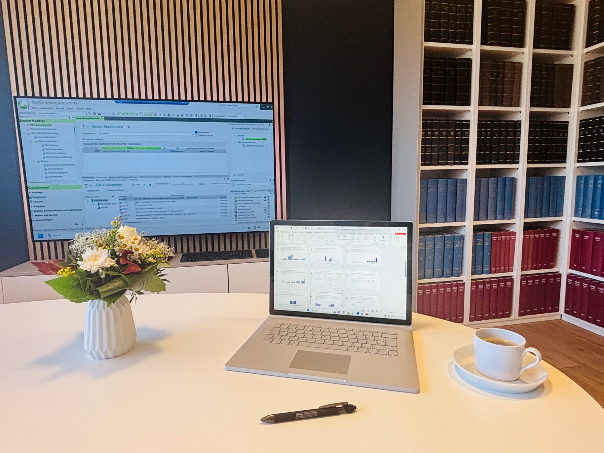 Besprechungstisch mit Notebook und DATEV-Arbeitsplatz in der Kanzlei PLG